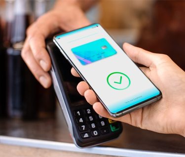 Teléfono inteligente que utiliza la tecnología NFC para facilitar la comunicación fluida entre dispositivos en el Internet de las cosas (IoT).
